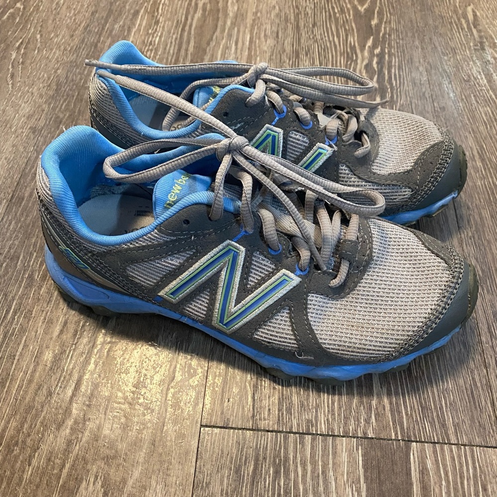 Women’s New Balance sneakers, size 6